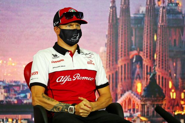 Kimi Räikkönen v rozhovoru před závodem v Barceloně Kimi Räikkönen v rozhovoru před závodem v Barceloně