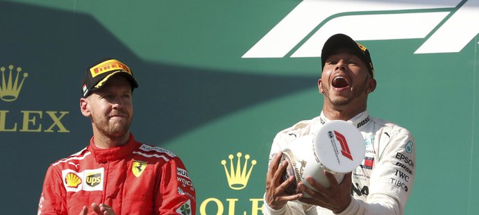 První! Lewis Hamilton slaví vítězství na Hungaroringu