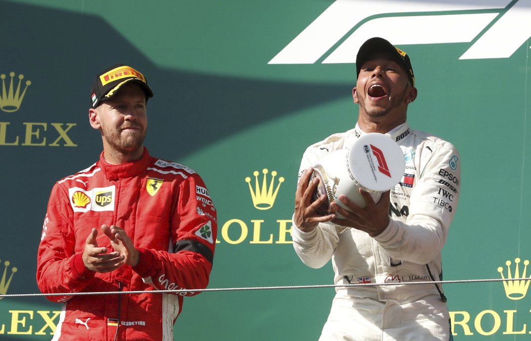 První! Lewis Hamilton slaví vítězství na Hungaroringu