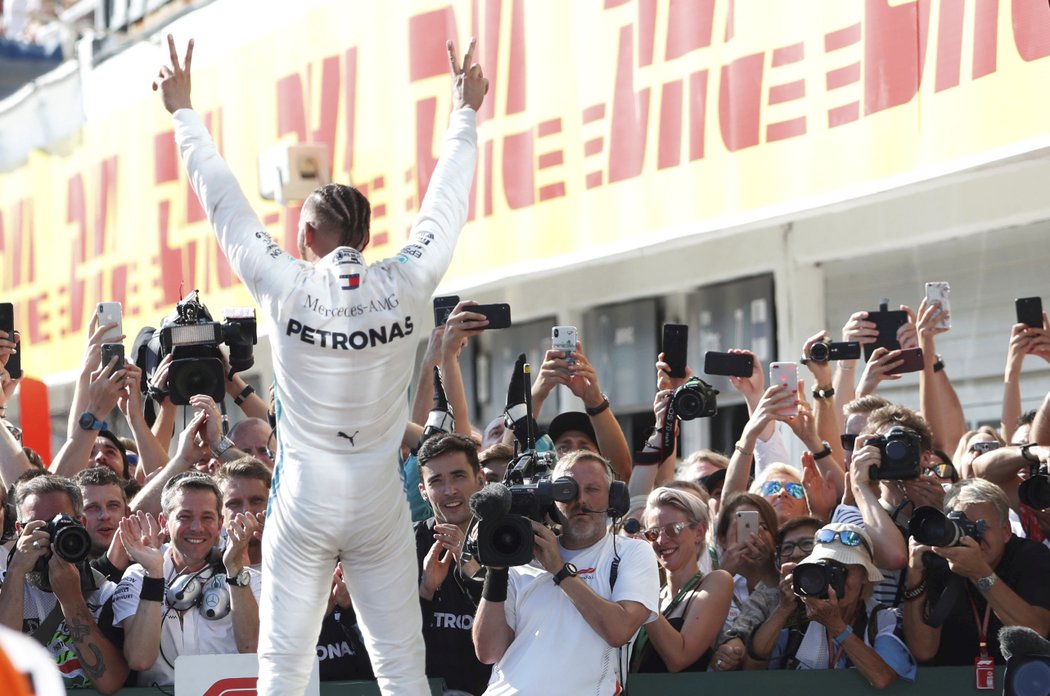 Lewis Hamilton a jeho okamžitá radost v cíli