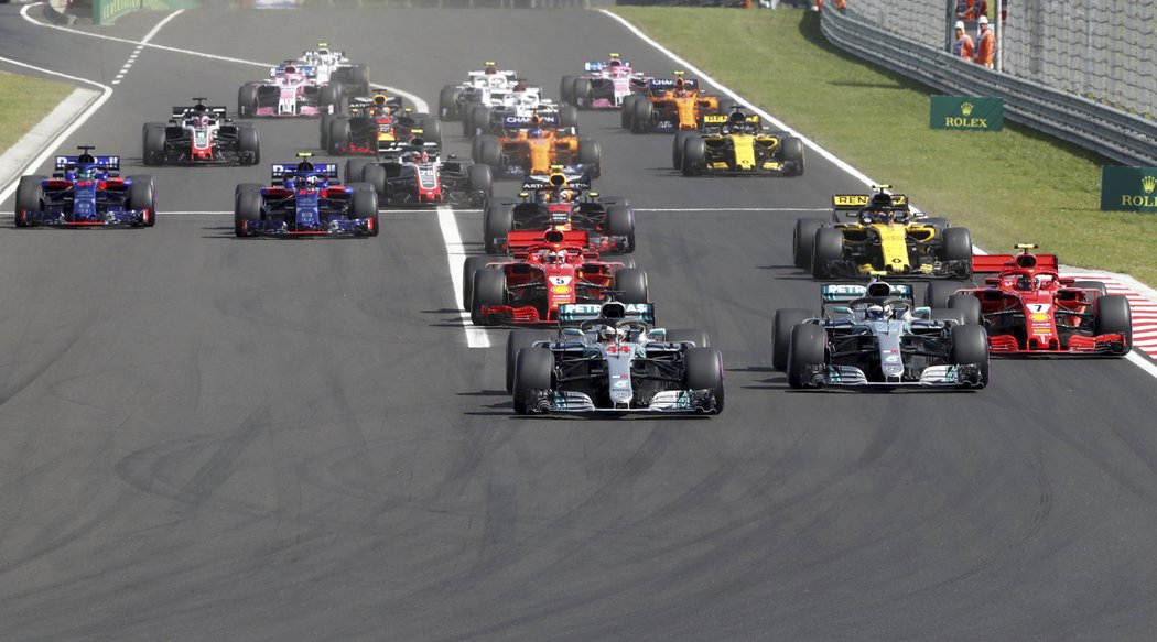 Lewis Hamilton zvládl start v Maďarsku skvěle