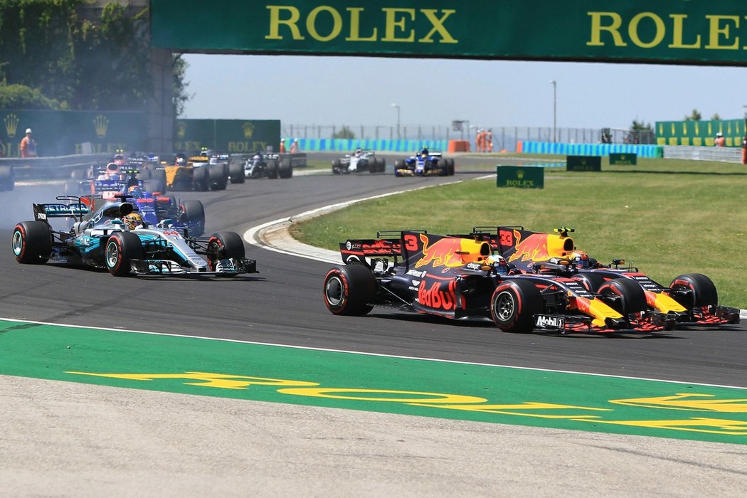 Max Verstappen v zatáčce vrazil do kolegy Ricciarda a pro něj tak závod brzy skončil