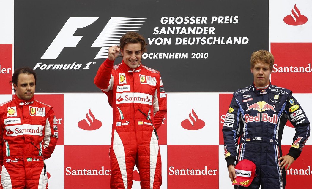Felipe Massa (vlevo) musel na nejvyšší stupínek v Německu pustit Fernanda Alonsa