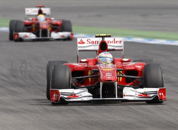 Fernando Alonso dojíždí jako první do cíle Velké ceny Německa poté, co ho Felipe Massa kvůli týmové režii pustil před sebe Fernando Alonso dojíždí jako první do cíle Velké ceny Německa poté, co ho Felipe Massa kvůli týmové režii pustil před sebe