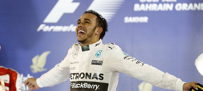 Lewis Hamilton je s novým kontraktem určitě spokojený.