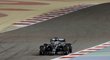 Osamocený Lewis Hamilton na trati v Bahrajnu