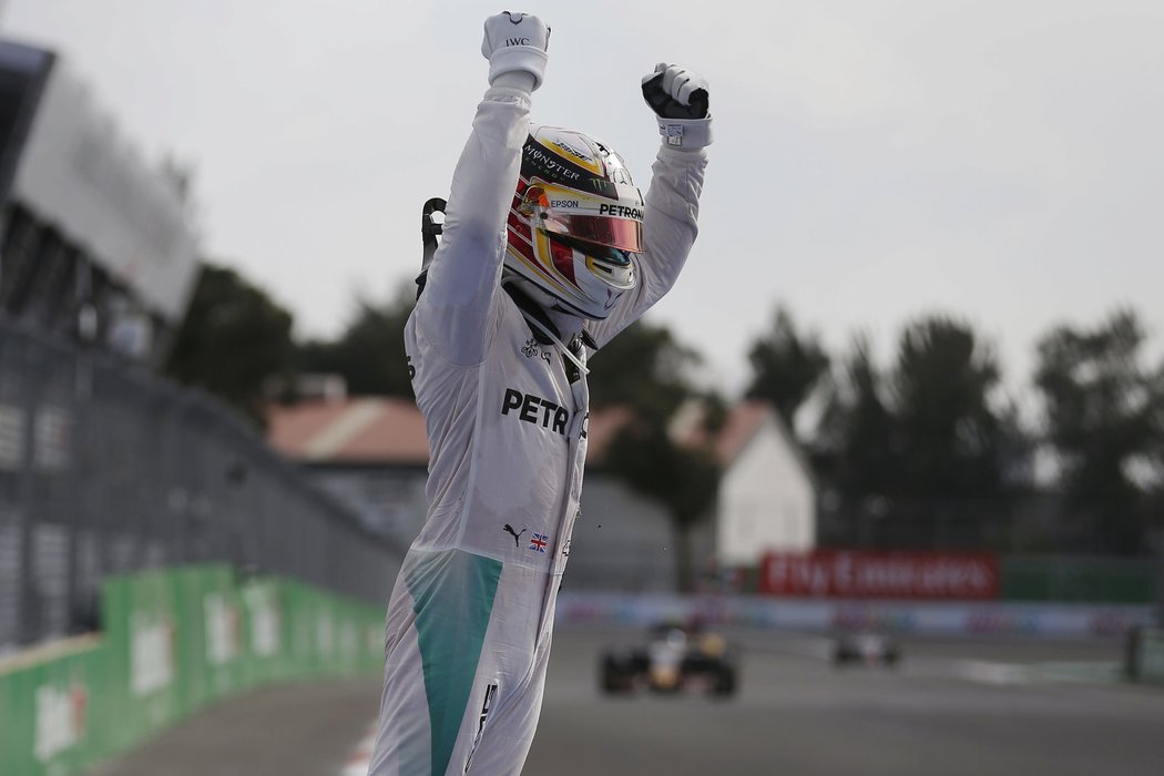 Lewis Hamilton má radost, jeho naděje ještě žije