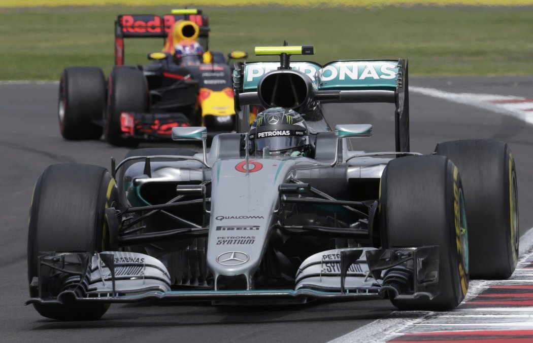 Nico Rosberg následovaný Danielem Ricciardem