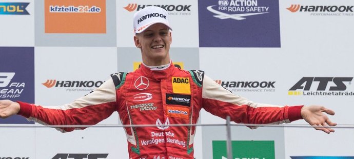 Mick Schumacher kráčí ve šlépějích svého otce. Míří do stáje formule 1 Ferrari, kde bude členem jezdecké akademie.