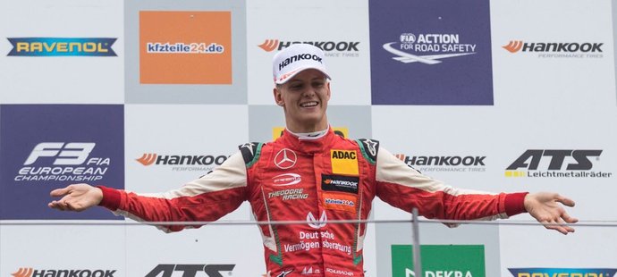 Mick Schumacher září ve Formuli 3