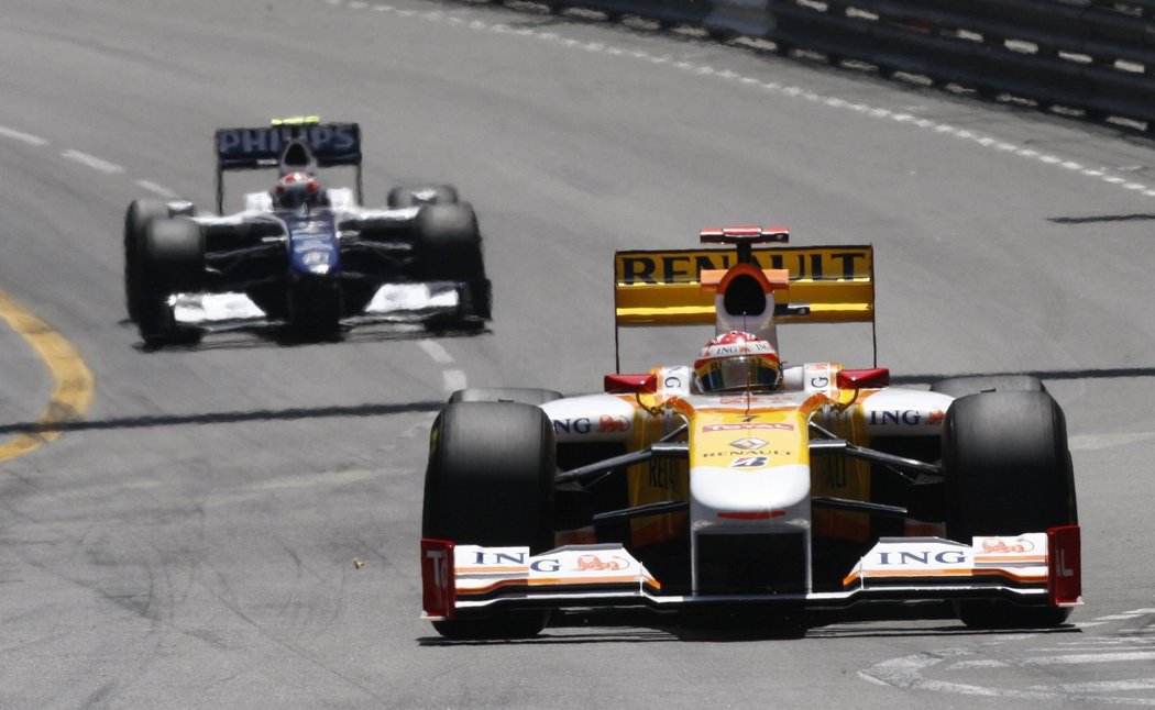 Fernando Alonso s renaultem, následuje ho Kazuki Nakajima s williamsem.