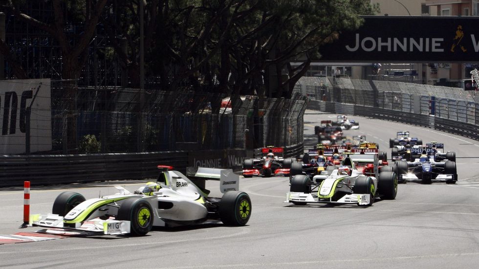 Brit Jenson Button vede celé startovní pole po startu v Monaku.