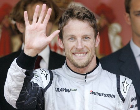 Šťastný Jenson Button po výhře v Monaku.