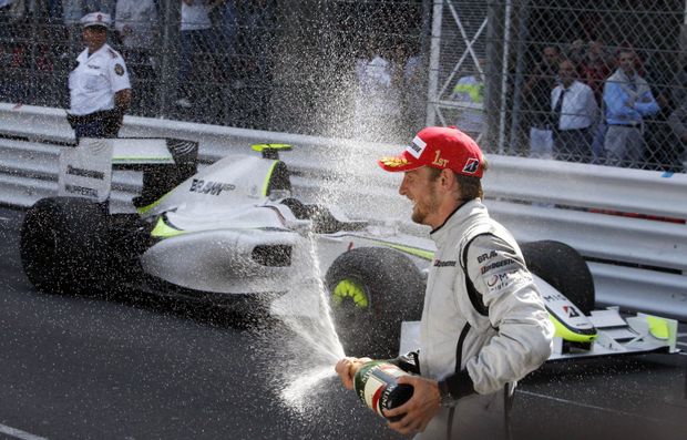Britský pilot Jenson Button oslavuje vítězství v Monaku. Britský pilot Jenson Button oslavuje vítězství v Monaku.