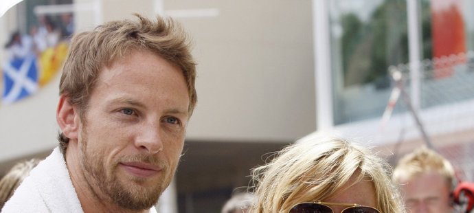 Jenson Button v rozhovoru se zpěvačkou Geri Halliwell před startem Velké ceny Monaka.