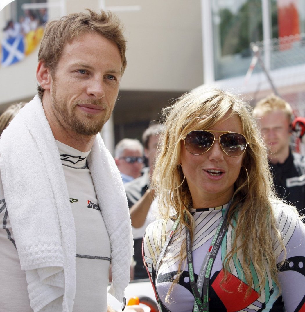 Jenson Button v rozhovoru se zpěvačkou Geri Halliwell před startem Velké ceny Monaka.