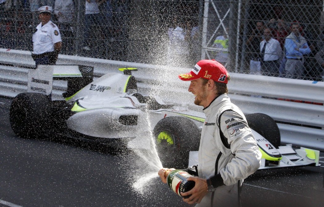 Britský pilot Jenson Button oslavuje vítězství v Monaku.