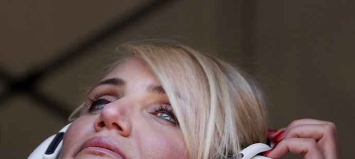 Na formuli je to hukot! Americká herečka Cameron Diaz se sluchátky a telefonem v ruce před startem Velké ceny Monaka