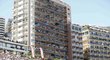 V Monaku jako v Ďolíčku. Spousta diváků využívá při Velké ceně balkony domů podél trati...