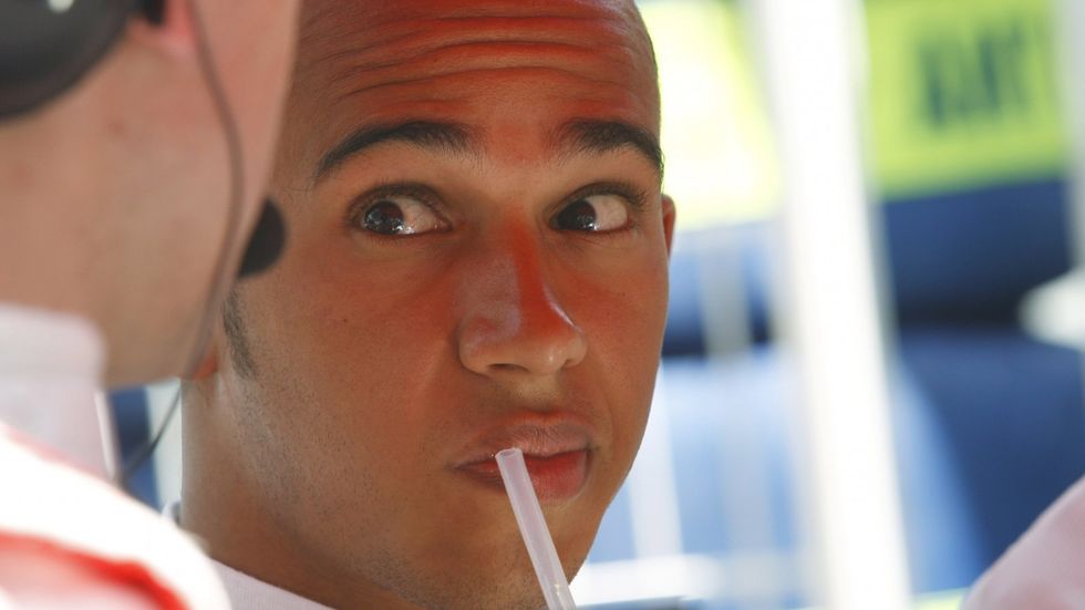 Lewis Hamilton se občerstvuje před startem v Monaku.