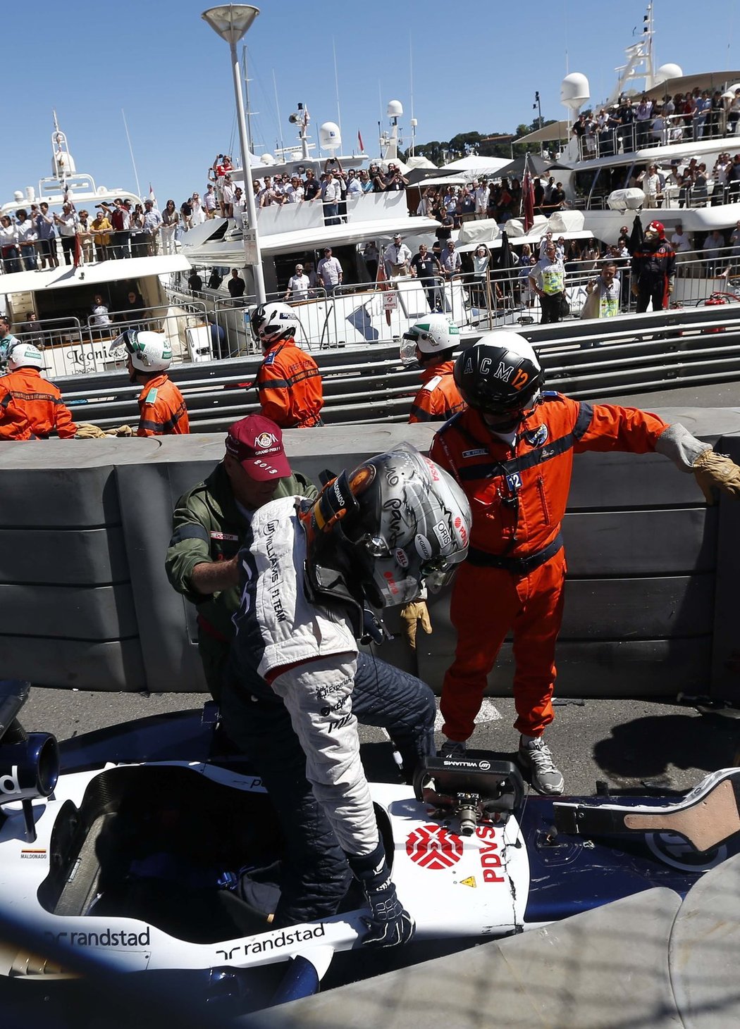 Otřesený Pastor Maldonado opouští svůj monopost po ošklivé bouračce ve Velké ceně Monaka