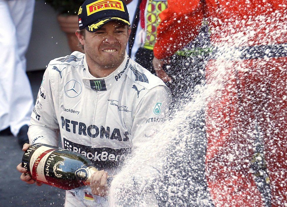 Vítězná sprška šampaňského od Nika Rosberga, který si užívá své vítězství ve Velké ceně Monaka. Druhý skončil obhájce titulu Sebastian Vettel, třetí pak další pilot Red Bullu Mark Webber.