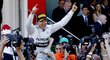 Slavící Nico Rosberg na ramenou svých kolegů po triumfu v Monaku