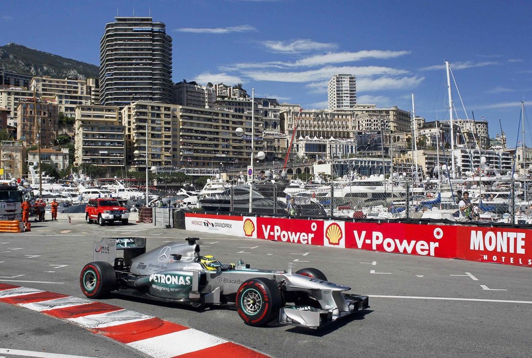 Nico Rosbert se svým Mercedesem na trati Velké ceny Monaka