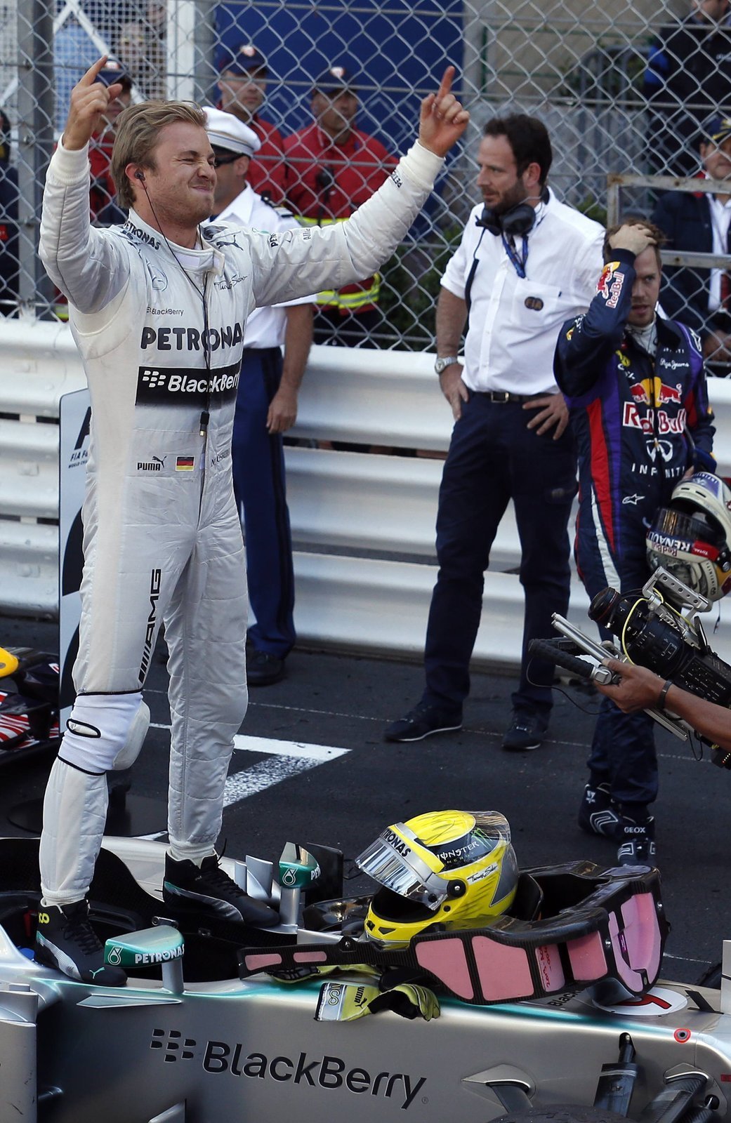 Je to tam! Nico Rosberg si vychutnává vítězství ve Velké ceně Monaka