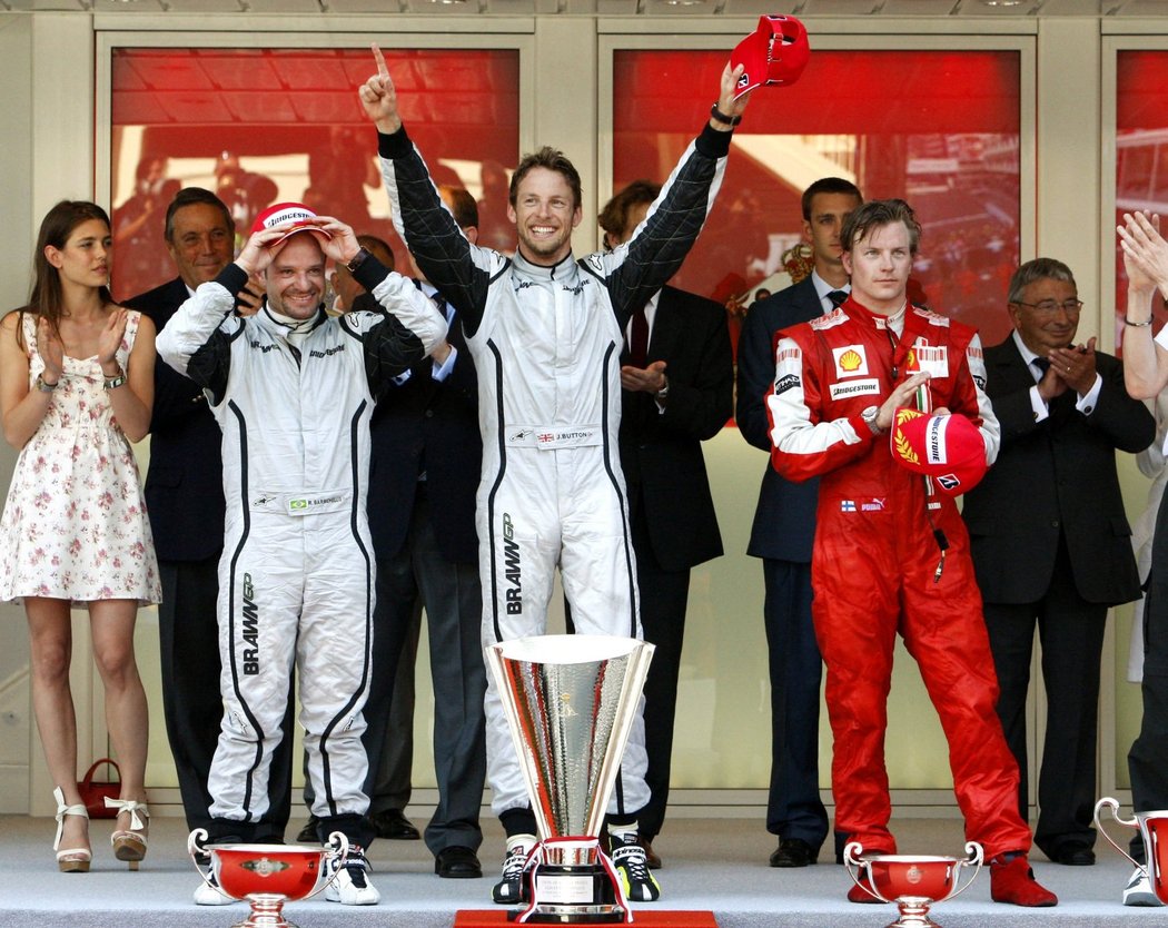 Stupně vítězů v Monaku - zleva Rubens Barrichello, Jenson Button a Kimi Räikkönen.