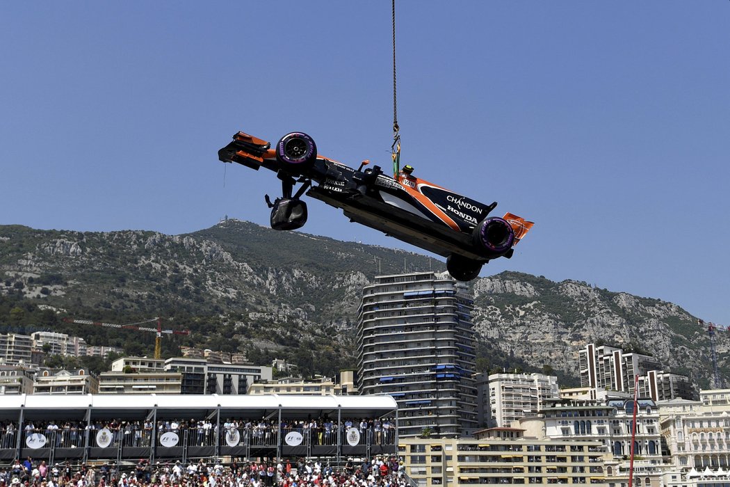 Stoffel Vandoorne musel svůj monopost předat traťovým maršálům