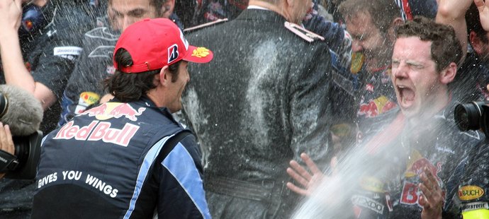 K vítězství v závodě F1 patří i šampaňské!