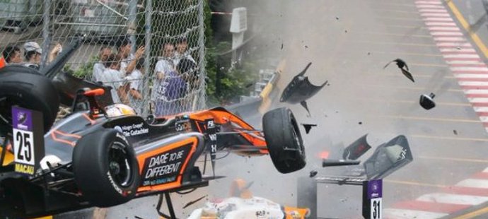 Světové finále formule 3 v Macau zastínila děsivá nehoda sedmnáctileté německé pilotky Sophie Flörschové