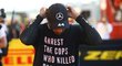 Suverénní lídr formule 1, jezdec Lewis Hamilton přišel na vyhlášení Velké ceny Toskánska ve speciálním triku