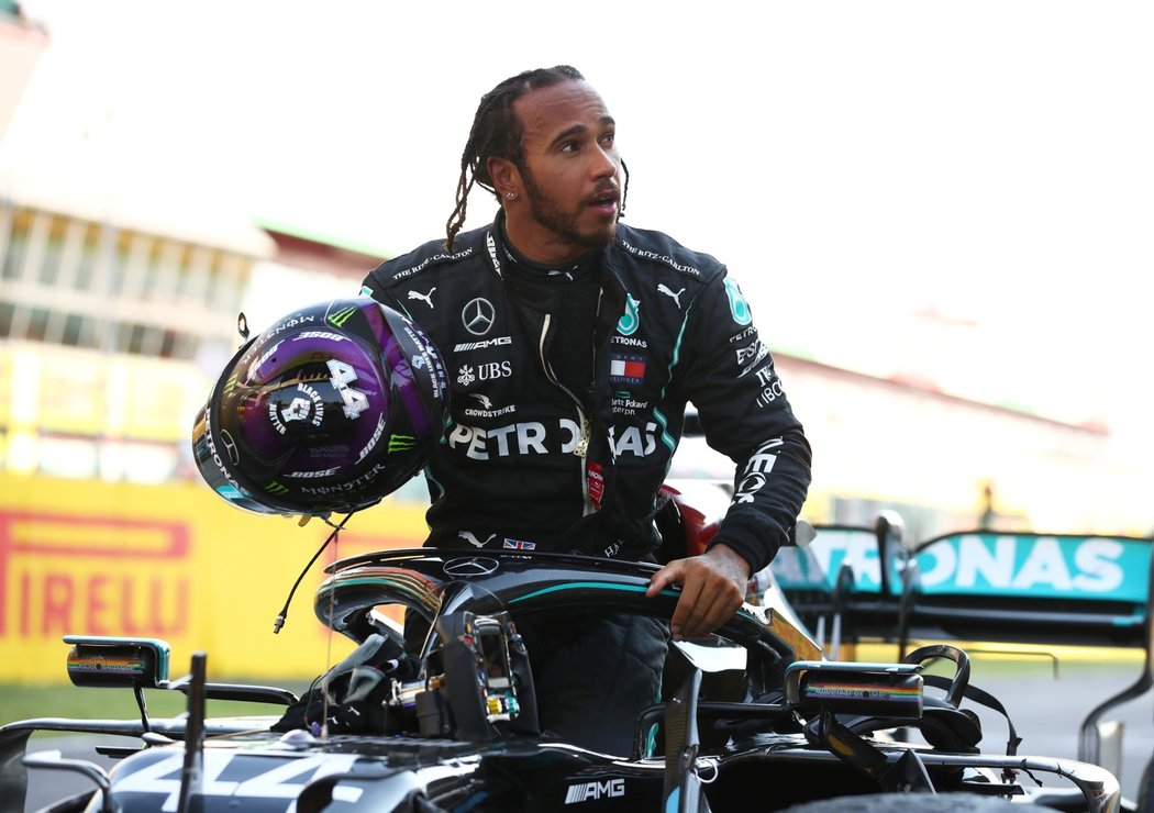 Suverénní lídr formule 1, jezdec Lewis Hamilton