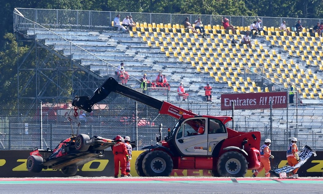 Jeden z rozbitých vozů během velké ceny F1 v Toskánsku  