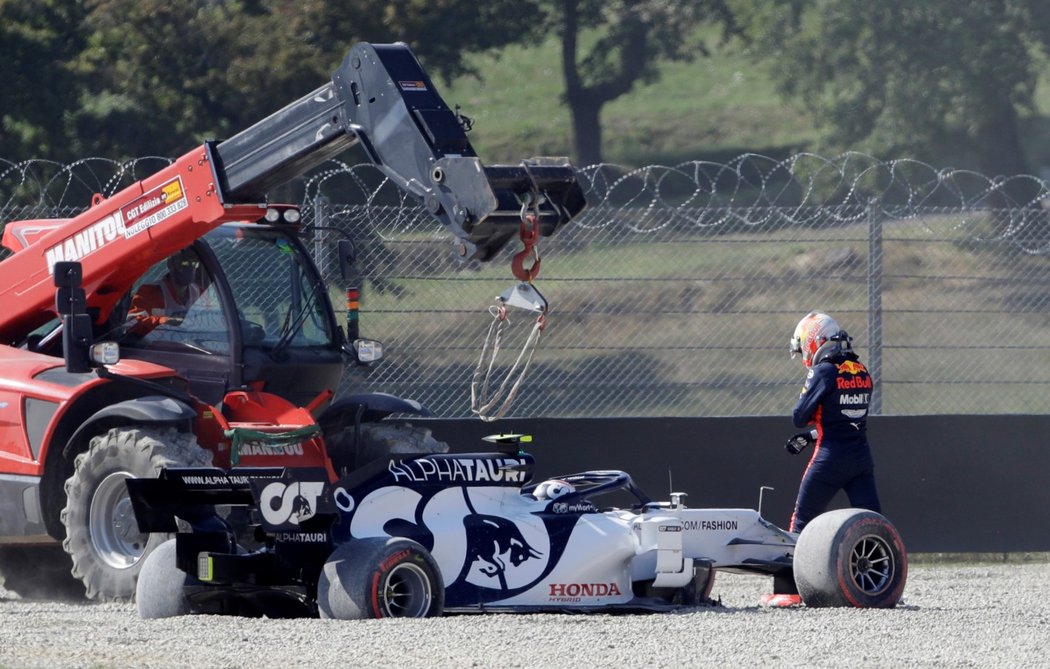 Jedna ze zdemolovaných formulí v závodě F1 na GP Toskánska