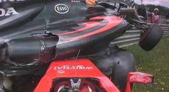 Ošklivá nehoda! Alonso přistál na Räikkönenovi, komisař unikl o vlásek