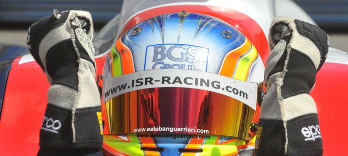 Esteban Guerrieri se raduje z vítězství v brněnské závodě seriálu formule Renault