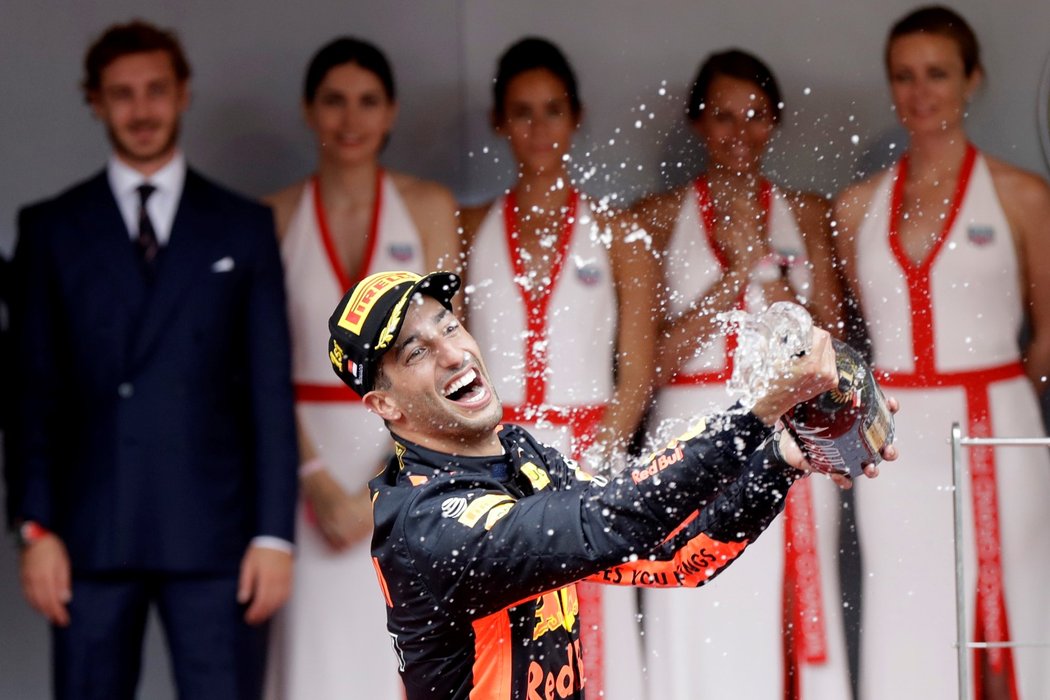 Daniel Ricciardo oslavuje výhru v Monaku