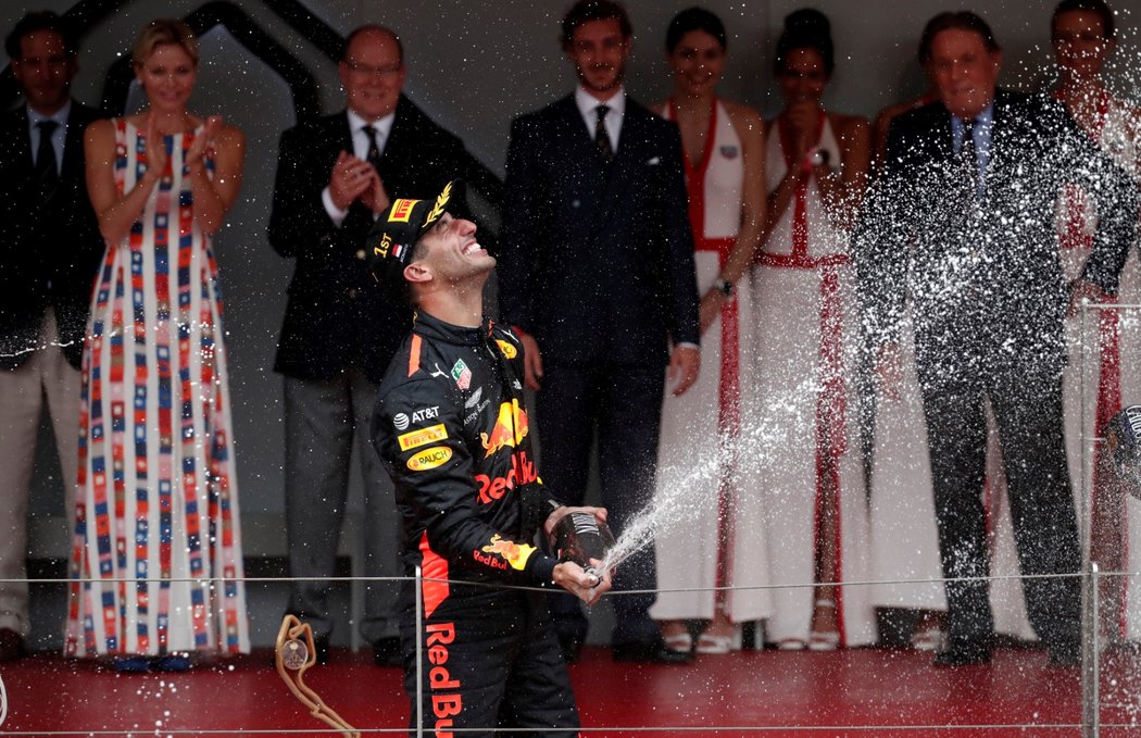 Daniel Ricciardo oslavuje výhru v Monaku