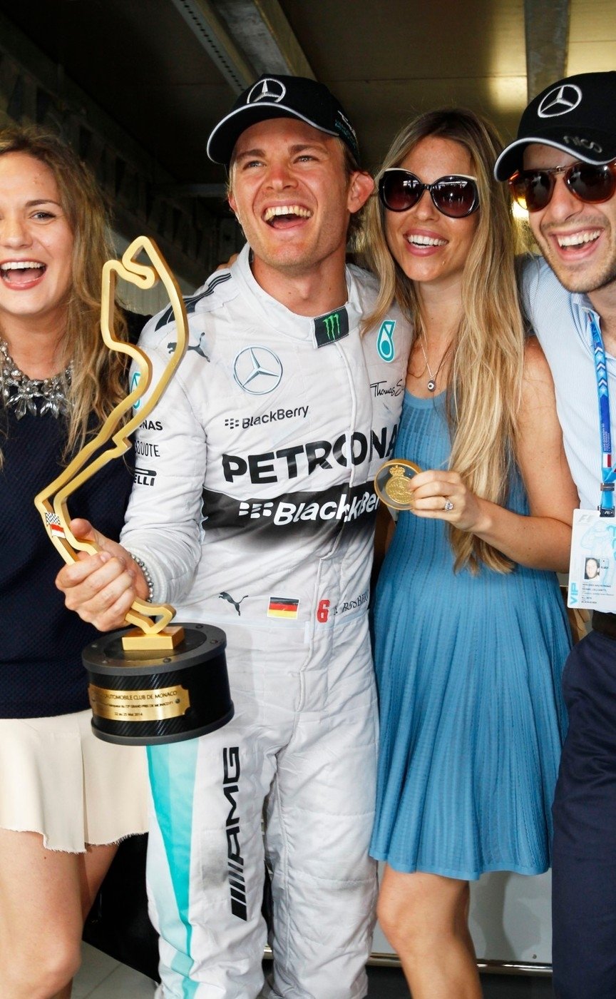 Vedoucí jezdec mistrovství světa formule 1 Nico Rosberg bude pokračovat v honbě za titulem už jako ženáč