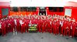 Zaměstnanci stáje Ferrari drží na dálku palce Michaelu Schumacherovi v jeho boji s vážným zraněním