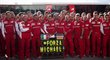 Zaměstnanci stáje Ferrari drží na dálku palce Michaelu Schumacherovi v jeho boji s vážným zraněním