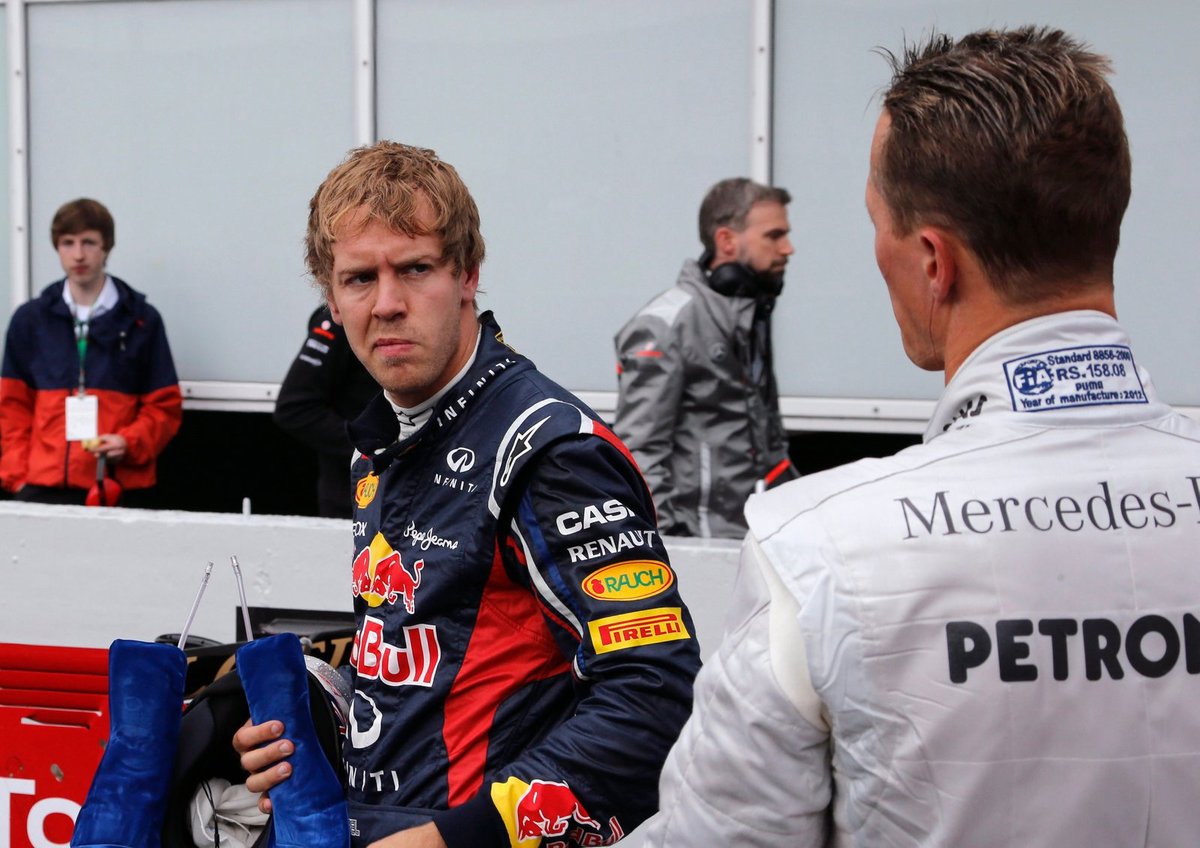 Vettel se kouká povýšeně na Schumachera a má proč - v Německu už je populárnější než legenda