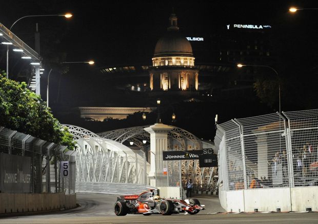 Lewis Hamilton po záři reflektorů v Singapuru. Lewis Hamilton po záři reflektorů v Singapuru.