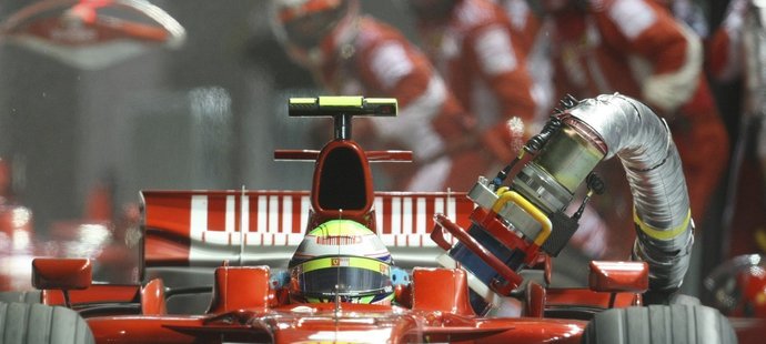 Felipe Massa ujíždí z boxu s tankovací hadicí.
