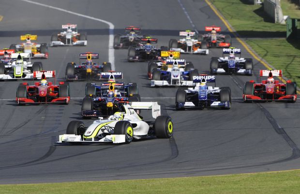 Celé startovní pole vozů formule 1 vede po startu VC Austrálie Brit Jenson Button. Celé startovní pole vozů formule 1 vede po startu VC Austrálie Brit Jenson Button.