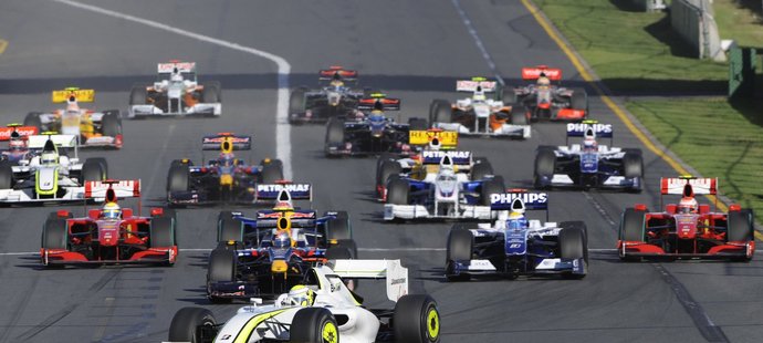 Celé startovní pole vozů formule 1 vede po startu VC Austrálie Brit Jenson Button.