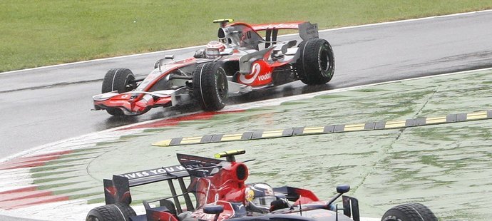 Němec Sebastian Vettel pronásledovaný finským pilotem Heikki Kovalainenem.